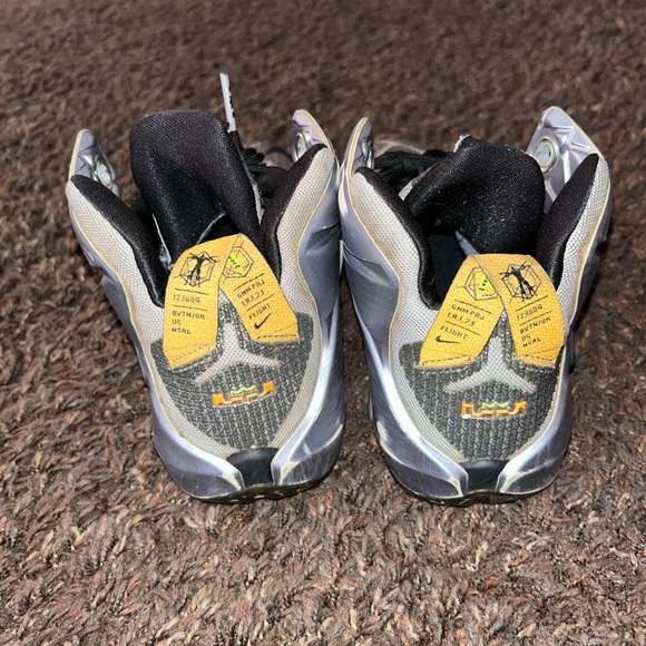 Nike LeBron 12 Trainers Flight Pack 685181-080 Metallic Grey UK6/US6y - Picture 4 of 6